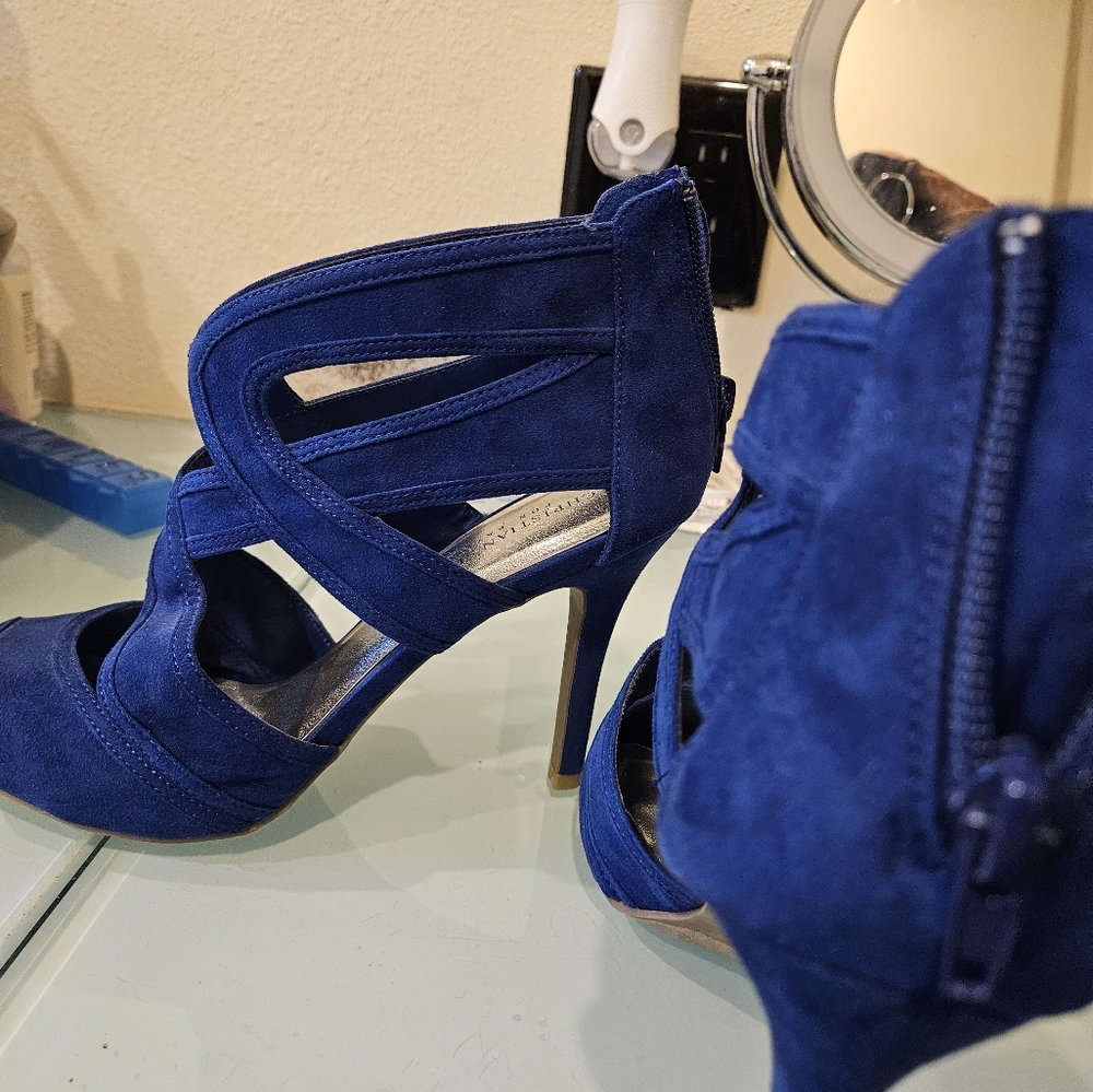 Heels - Picture 2 of 4